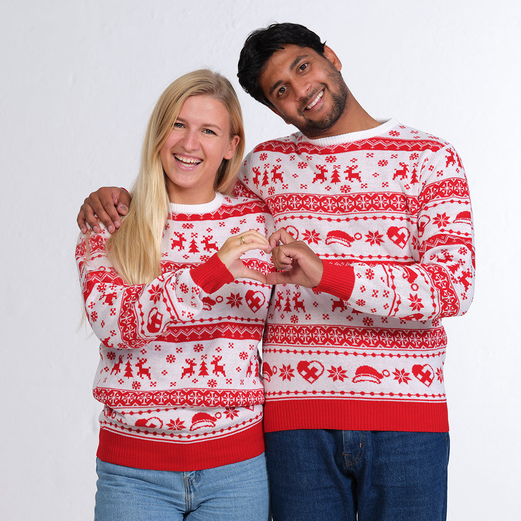 En mand og en kvinde poserer sammen i hver deres julesweater.